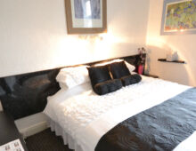 Twin or Double en-suite room with large bay window overlooking quite cul-de-sac.