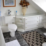 Twin room en-suite's bathroom.