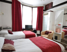 Twin or Double en-suite room with large bay window overlooking quite cul-de-sac.